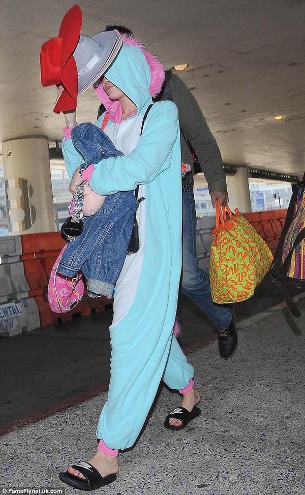 Miley Cyrus đáng yêu bất ngờ khi diện đồ kỳ lân ra sân bay 6