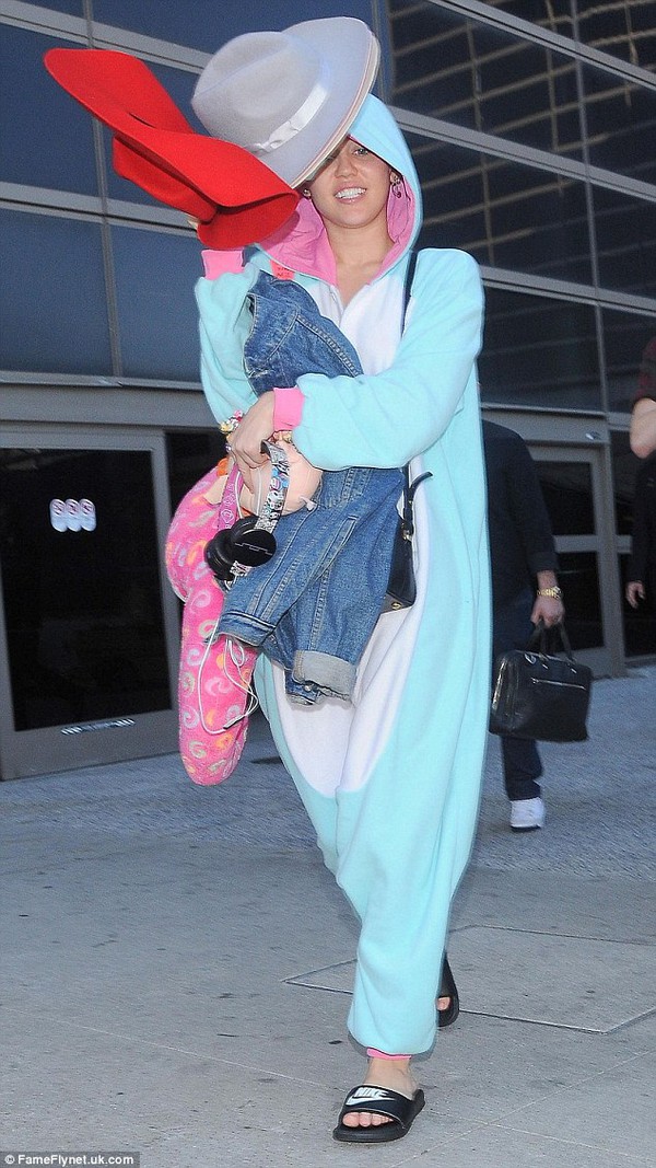 Miley Cyrus đáng yêu bất ngờ khi diện đồ kỳ lân ra sân bay 7