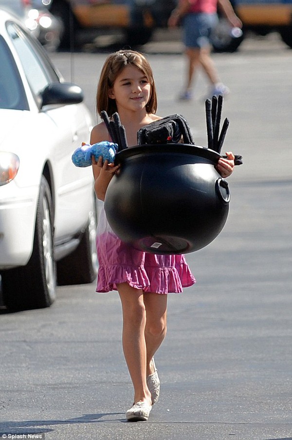 Bé Suri Cruise phấn khởi đi sắm đồ mừng Halloween 3