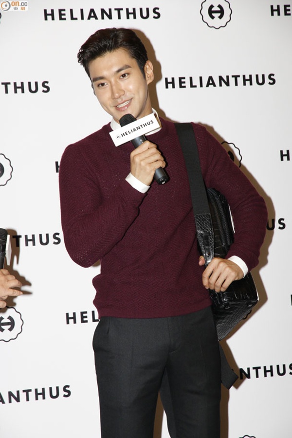 Choi Si Won bảnh trai, thân thiện ôm fan tại Hồng Kông 1