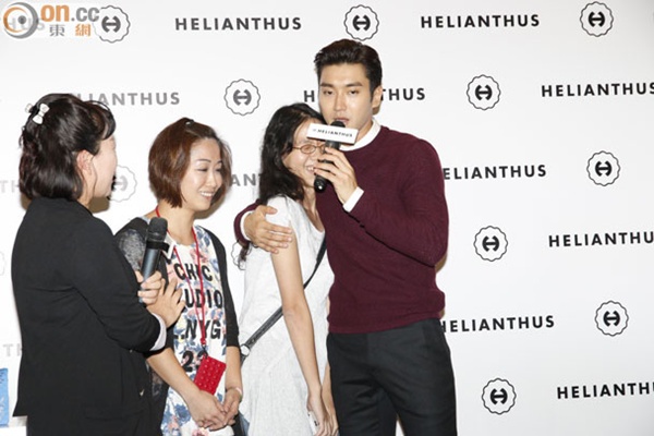 Choi Si Won bảnh trai, thân thiện ôm fan tại Hồng Kông 3