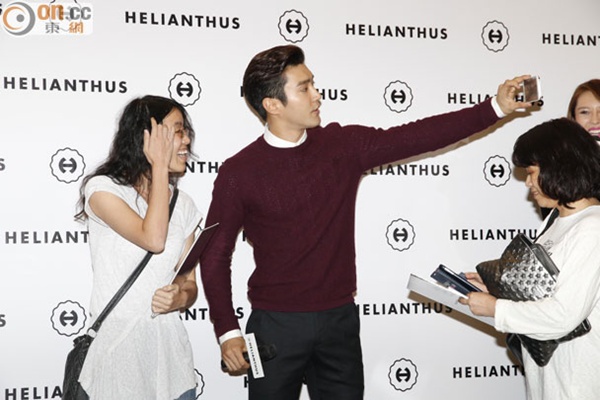 Choi Si Won bảnh trai, thân thiện ôm fan tại Hồng Kông 4