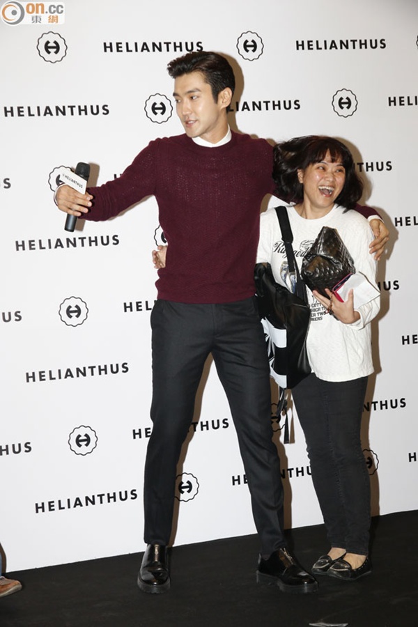 Choi Si Won bảnh trai, thân thiện ôm fan tại Hồng Kông 5