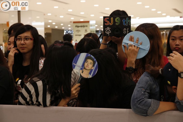 Choi Si Won bảnh trai, thân thiện ôm fan tại Hồng Kông 7