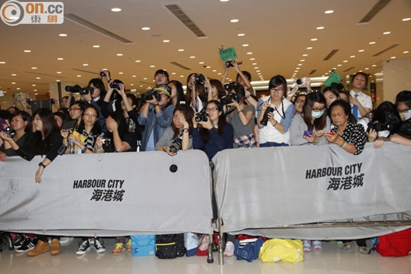 Choi Si Won bảnh trai, thân thiện ôm fan tại Hồng Kông 8