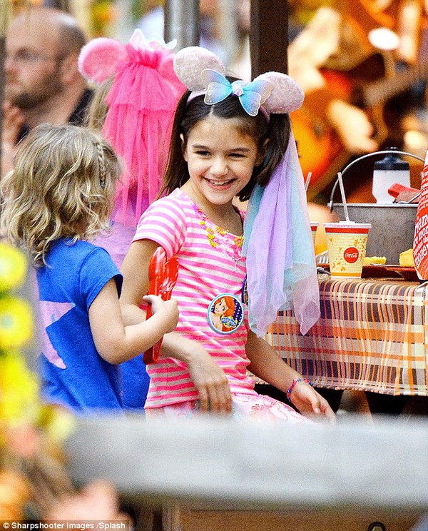 Bé Suri Cruise rạng rỡ khi được mẹ cõng đi chơi Disneyland 2