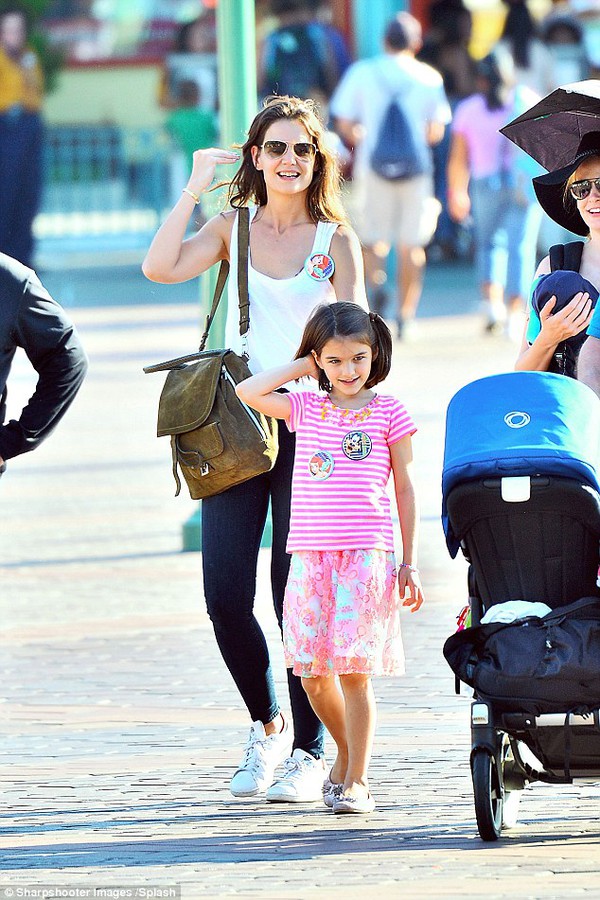 Bé Suri Cruise rạng rỡ khi được mẹ cõng đi chơi Disneyland 4