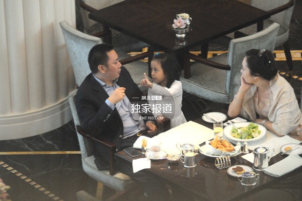 Triệu Vy bị chỉ trích vì để chồng con đi ăn với phụ nữ lạ 3