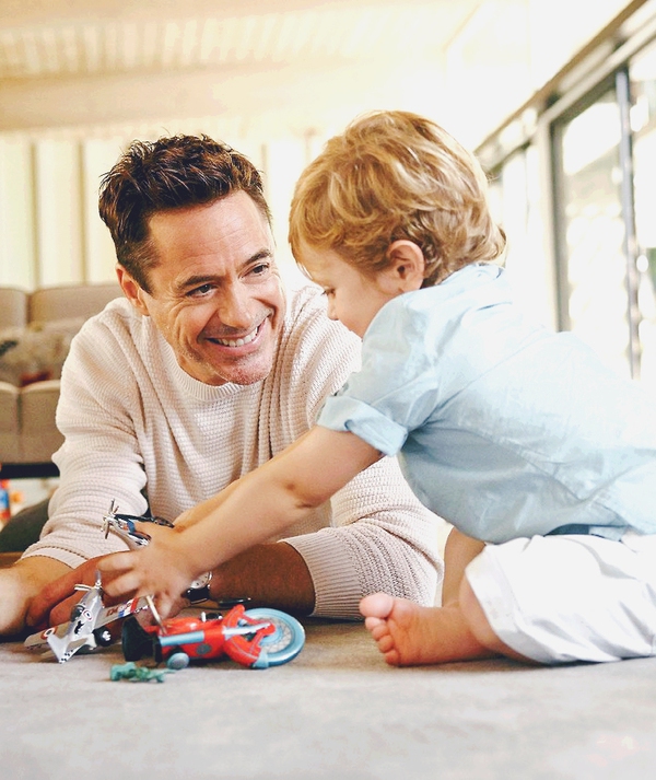 Sao "Iron Man" Robert Downey Jr. l&ecirc;n chức bố lần 3 2