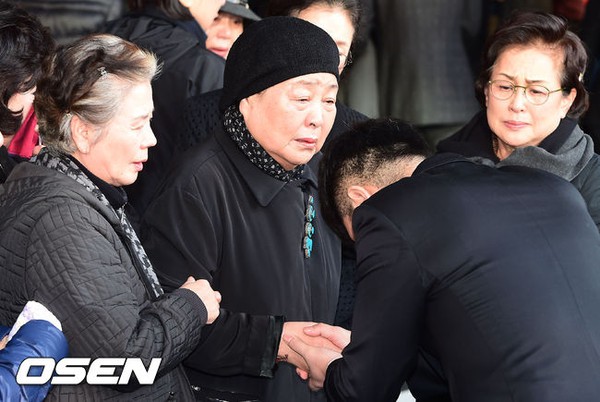 Tang lễ đẫm nước mắt đưa tiễn nữ diễn viên Kim Ja Ok 12