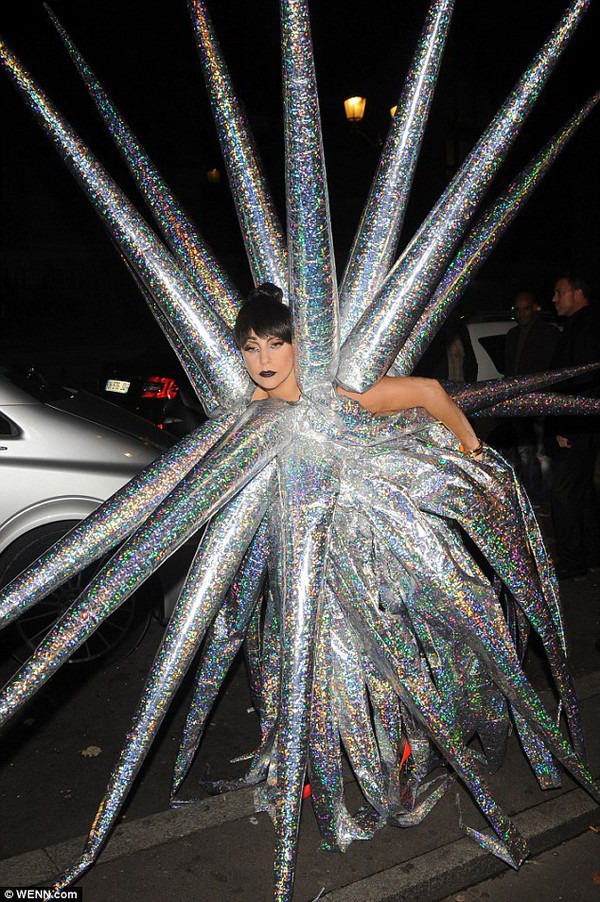 Lady Gaga mặc đồ hình nhím biển gai góc kỳ dị ra đường 1