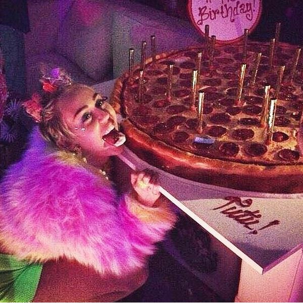 Miley Cyrus quậy tưng bừng mừng sinh nhật 22 tuổi cùng bạn trai 2