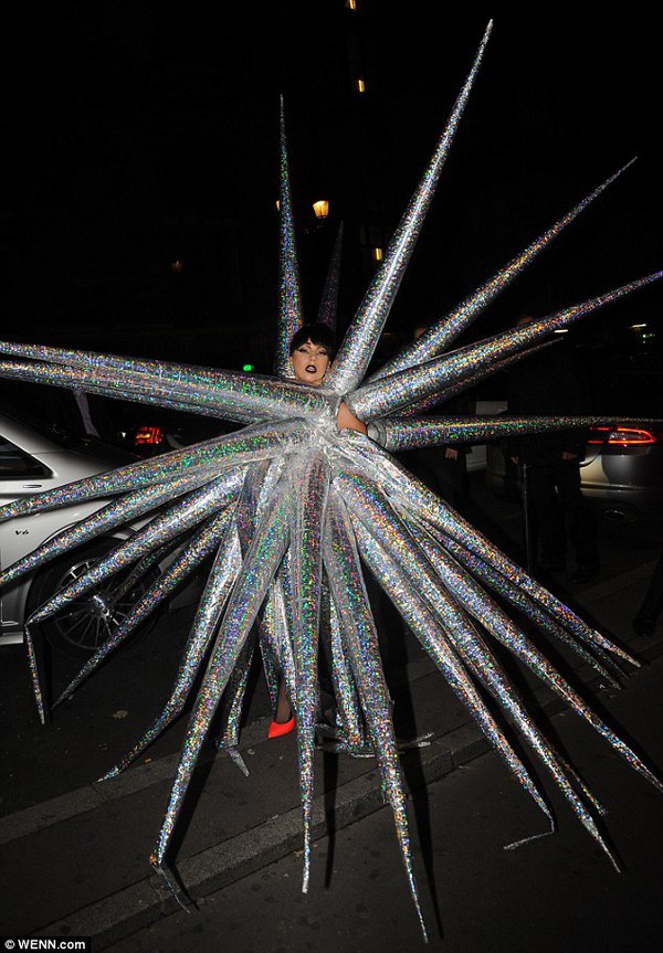 Lady Gaga mặc đồ hình nhím biển gai góc kỳ dị ra đường 2