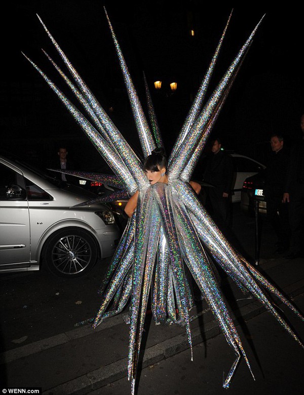 Lady Gaga mặc đồ hình nhím biển gai góc kỳ dị ra đường 3