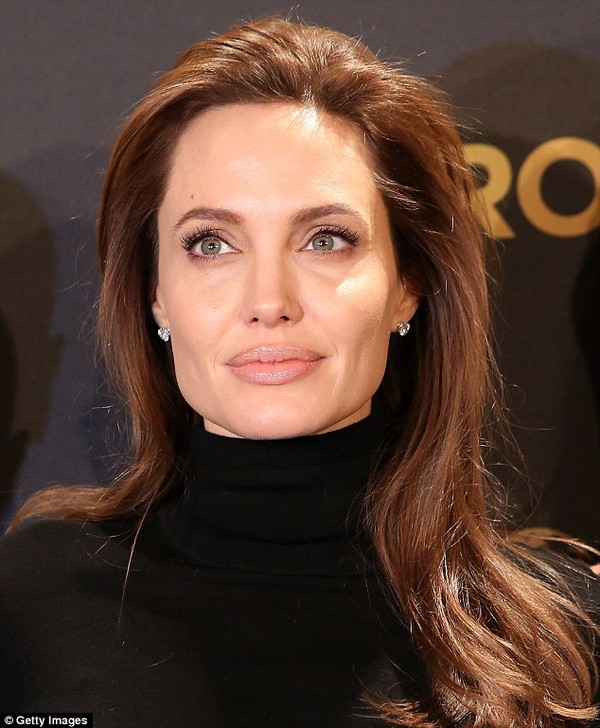 Angelina Jolie đẹp bí ẩn với trang phục đen cuốn hút 6