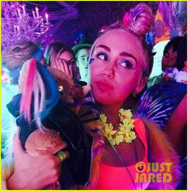 Miley Cyrus quậy tưng bừng mừng sinh nhật 22 tuổi cùng bạn trai 6