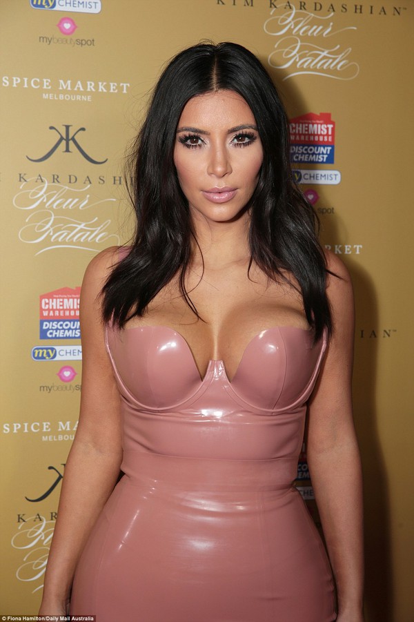 Kim Kardashian diện váy bó sát khoe thân hình gợi cảm 3