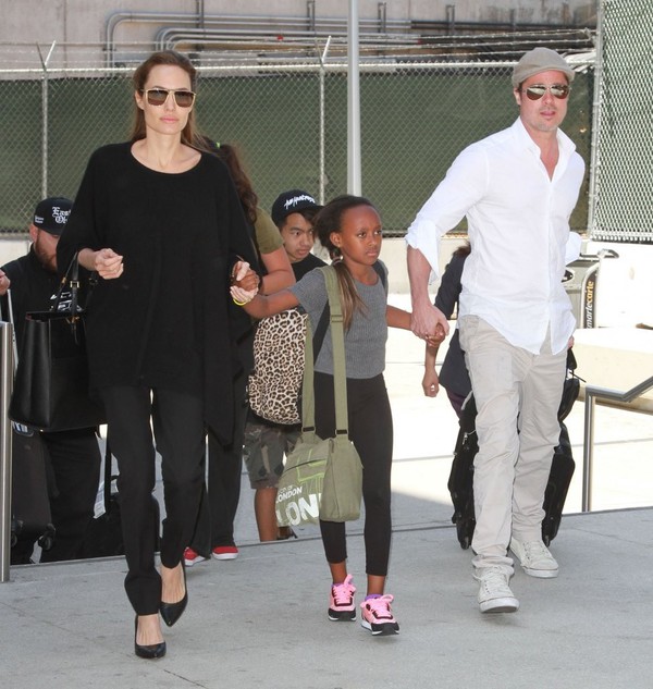 Con gái Angelina Jolie "mách" mẹ chuyện anh trai hôn bạn gái 2