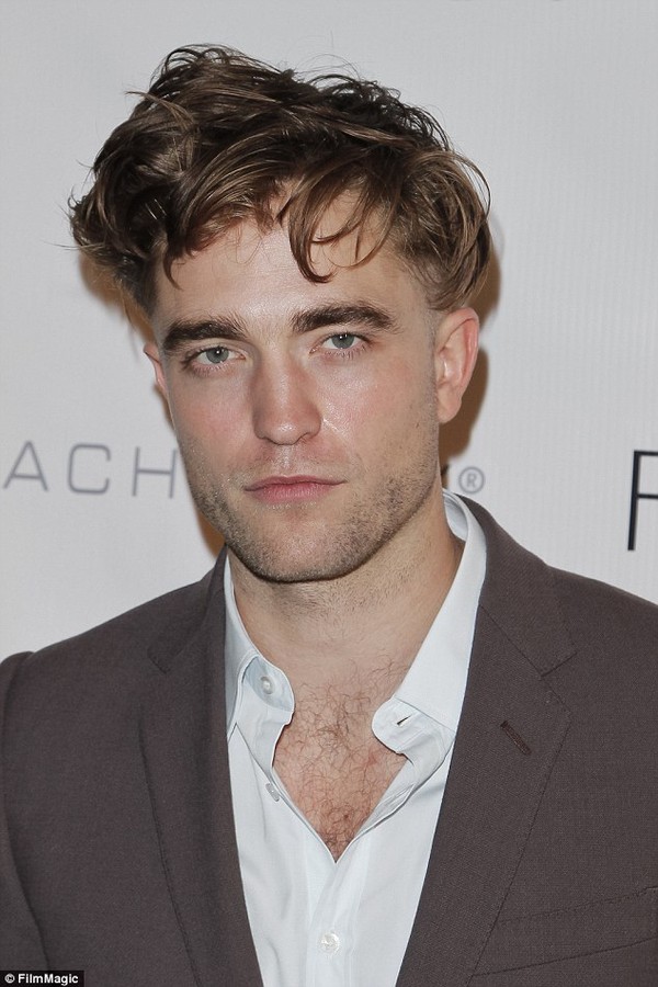 Robert Pattinson gây sốc với kiểu tóc mới "không đụng hàng" 4
