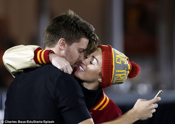 Miley Cyrus tình tứ hôn môi tình mới siêu điển trai 9