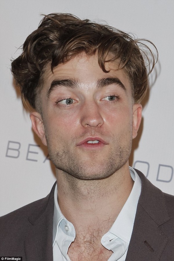 Robert Pattinson gây sốc với kiểu tóc mới "không đụng hàng" 6