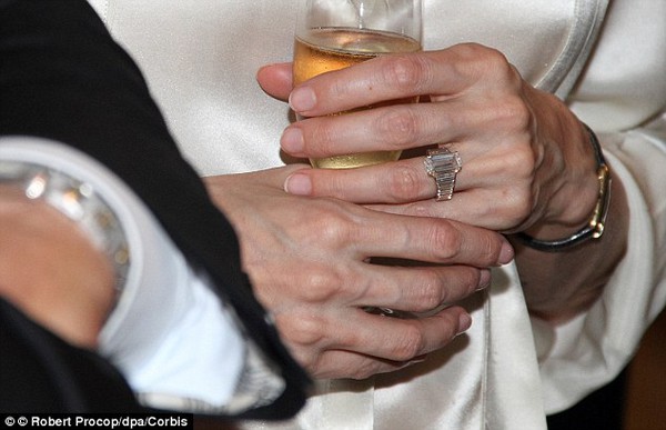 Cận cảnh nhẫn cưới kim cương của Angelina Jolie 8