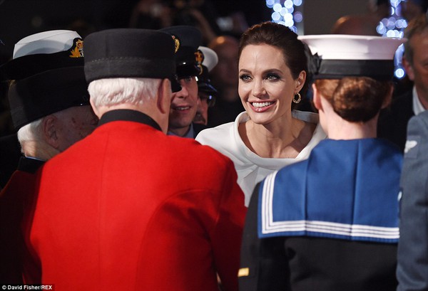 Nghi vấn Angelina Jolie lộ ảnh c&atilde;i nhau với Brad Pitt 13