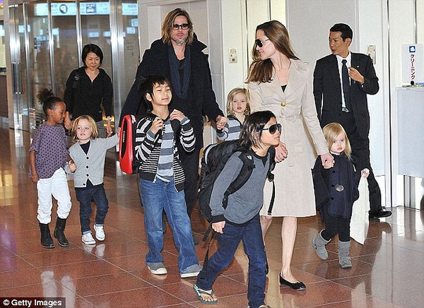 Angelina Jolie thuê đội an ninh giám sát các con trên mạng 2