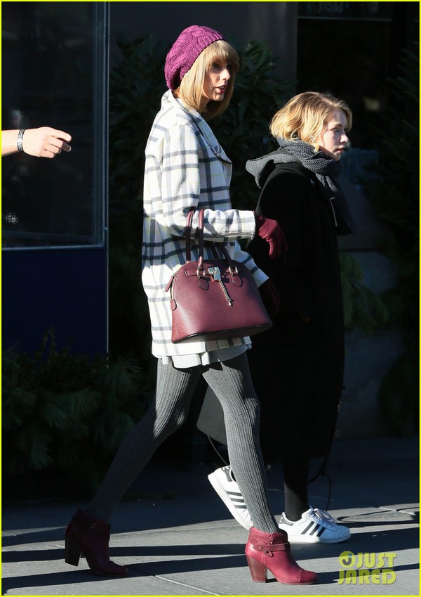 Taylor Swift xinh đẹp dạo phố chuẩn bị đ&oacute;n Gi&aacute;ng sinh 9