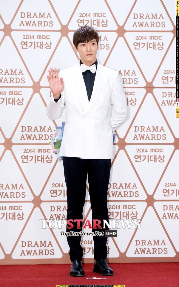 Sooyoung (SNSD) đọ sắc Jang Nara trên thảm đỏ “MBC Drama Awards 2014” 10