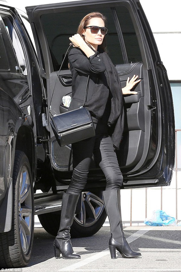 Angelina Jolie lộ diện với hai con g&aacute;i sau khi khỏi bệnh thủy đậu 1