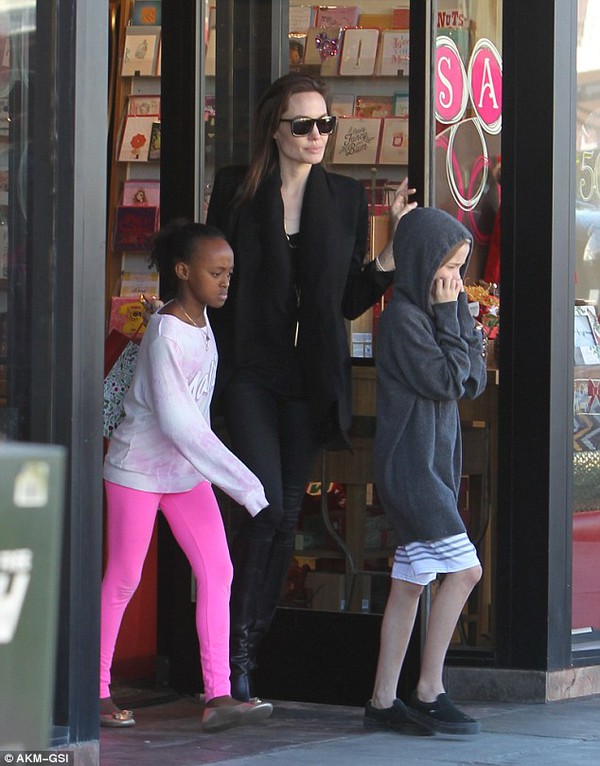 Angelina Jolie lộ diện với hai con gái sau khi khỏi bệnh thủy đậu 2