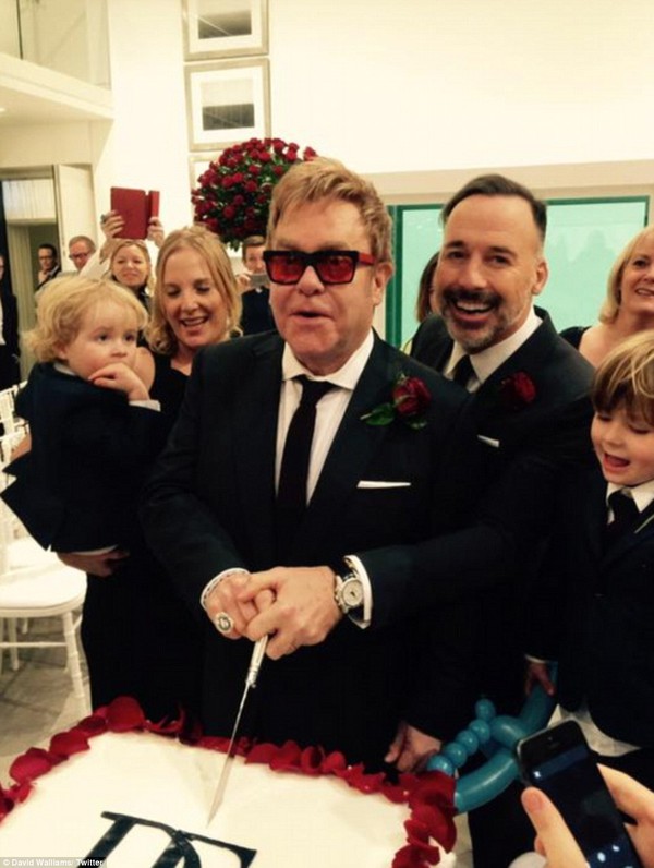 Loạt sao nô nức dự đám cưới của danh ca đồng tính Elton John 12