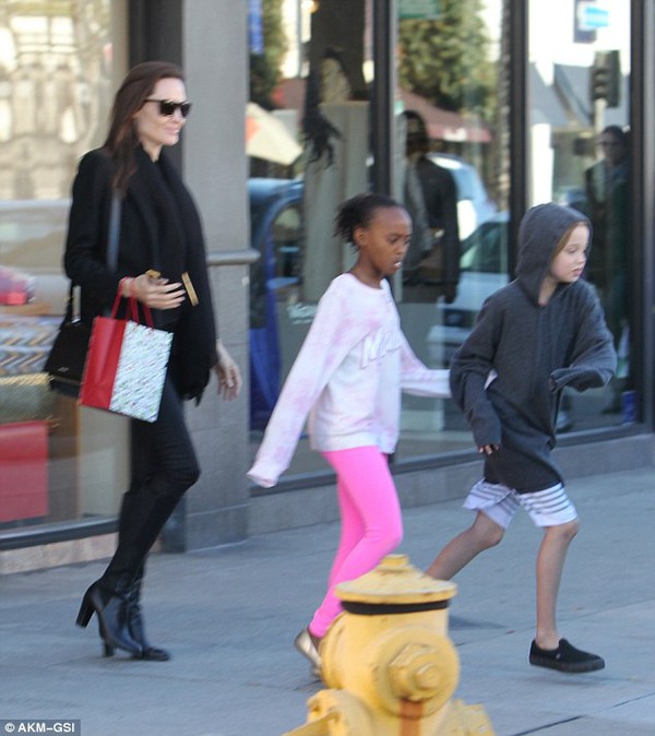Angelina Jolie lộ diện với hai con g&aacute;i sau khi khỏi bệnh thủy đậu 3