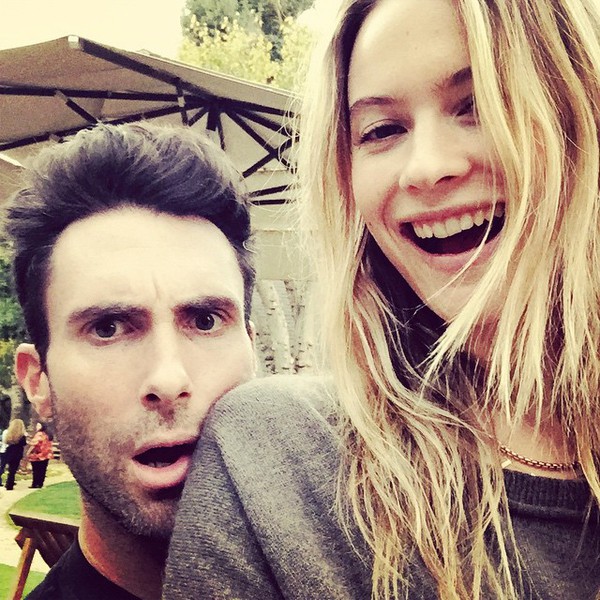 Adam Levine tặng vợ đóa hồng vì vắng mặt trong show Victoria's Secret 4