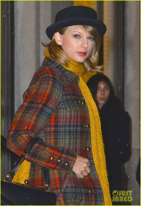 Taylor Swift diện áo ấm cực đẹp, khoe video trang trí đón Giáng Sinh 10