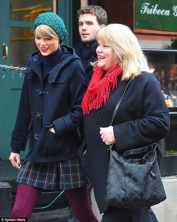 Taylor Swift xuất hiện tr&ecirc;n phố với người em cực điển trai 5