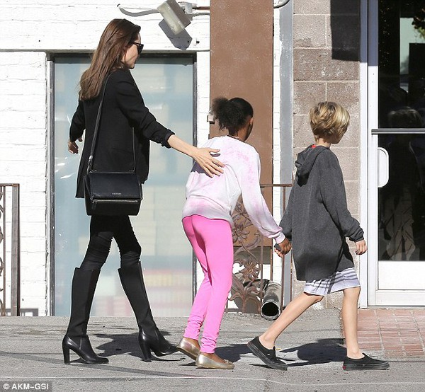 Angelina Jolie lộ diện với hai con g&aacute;i sau khi khỏi bệnh thủy đậu 5
