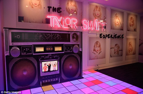 Cuộc đời v&agrave; sự nghiệp Taylor Swift được trưng b&agrave;y triển l&atilde;m 14