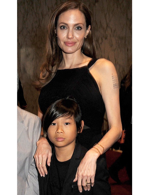 Angelina Jolie thu&ecirc; đội an ninh gi&aacute;m s&aacute;t c&aacute;c con tr&ecirc;n mạng 4