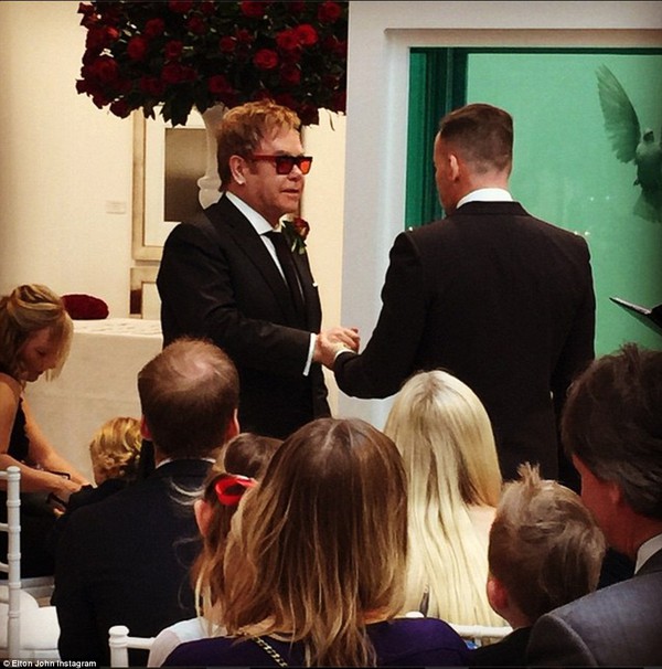 Loạt sao nô nức dự đám cưới của danh ca đồng tính Elton John 1