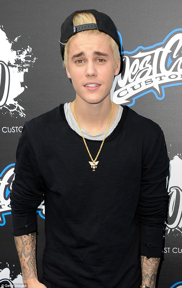Justin Bieber bị bắt gặp có hành động "tế nhị" tại nhà 9