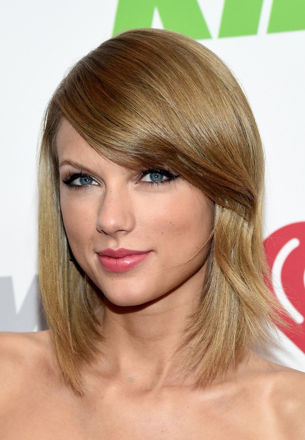 Taylor Swift quyến rũ tr&ecirc;n thảm đỏ sau tin đồn đồng t&iacute;nh 5