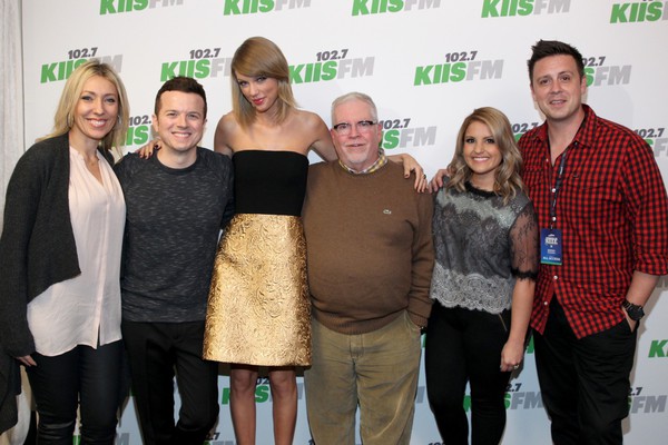 Taylor Swift quyến rũ tr&ecirc;n thảm đỏ sau tin đồn đồng t&iacute;nh 9