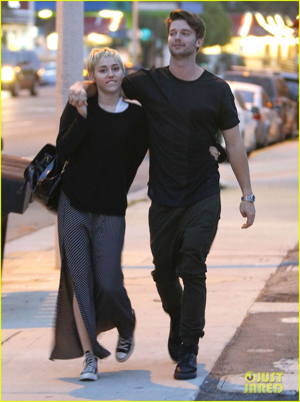 Bị mẹ bạn trai phản đối, Miley Cyrus vẫn công khai hẹn hò 1