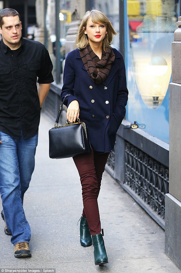 Taylor Swift xinh đẹp dạo phố chuẩn bị đ&oacute;n Gi&aacute;ng sinh 3