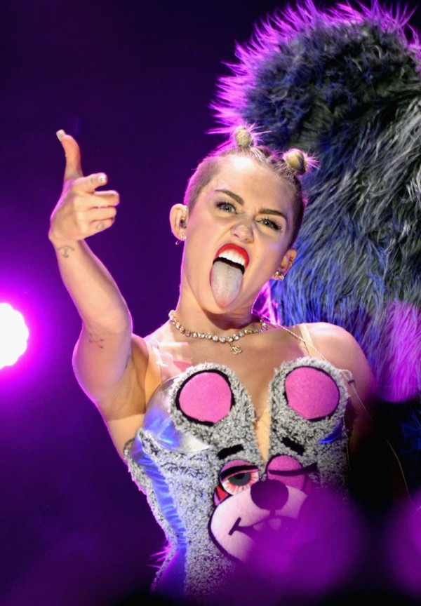Miley Cyrus bị gia đình bạn trai cấm cửa vì quá "hư" 3