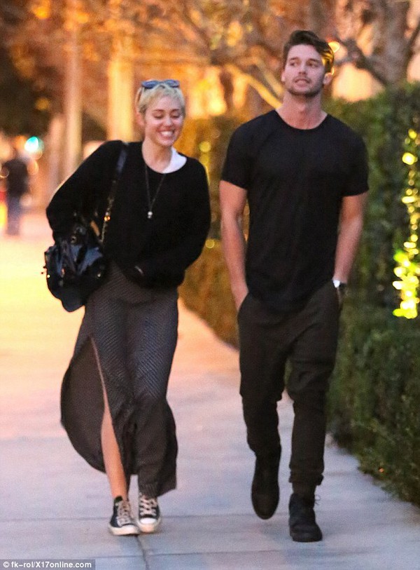 Bị mẹ bạn trai phản đối, Miley Cyrus vẫn công khai hẹn hò 2