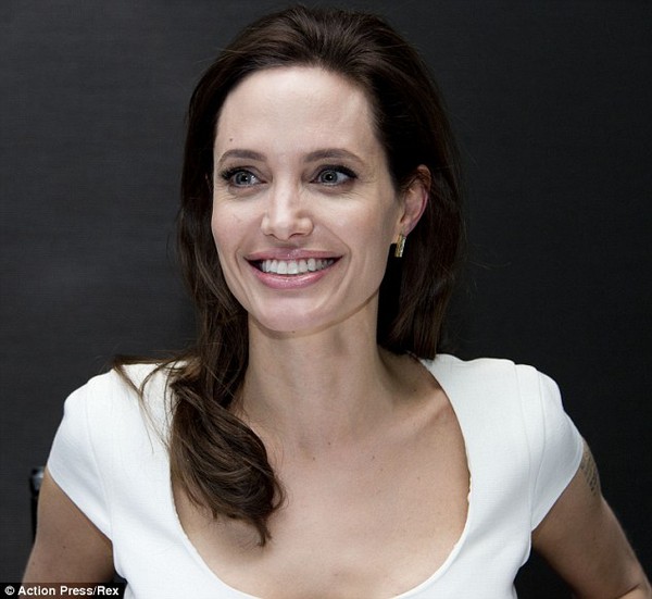 Angelina Jolie đẹp như thiên thần, dỗ dành fan khóc nức nở 1