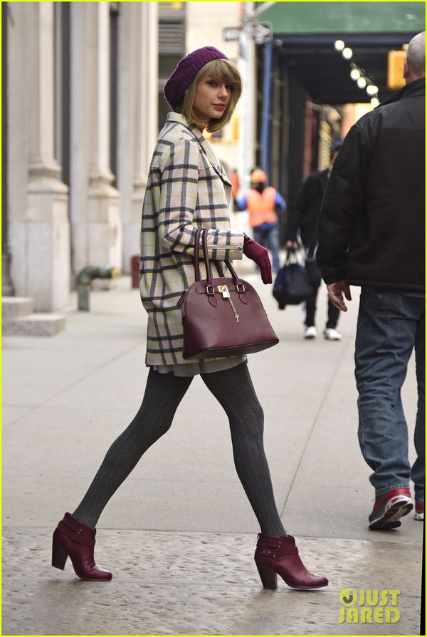 Taylor Swift xinh đẹp dạo phố chuẩn bị đ&oacute;n Gi&aacute;ng sinh 7